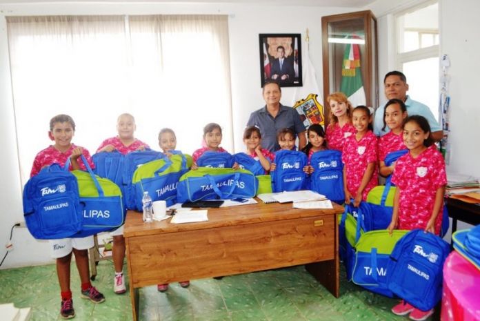 FOTO UNO ALUMNAS DE LA