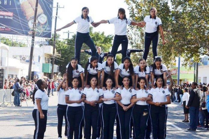 FOTO UNO1 EL DESFILE