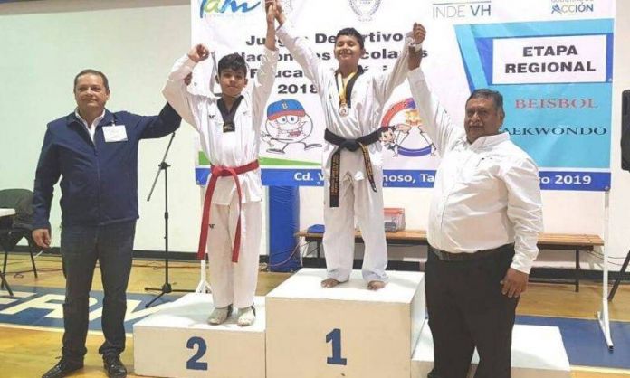 FOTO UNO2 EN EL PODIO DE LOS