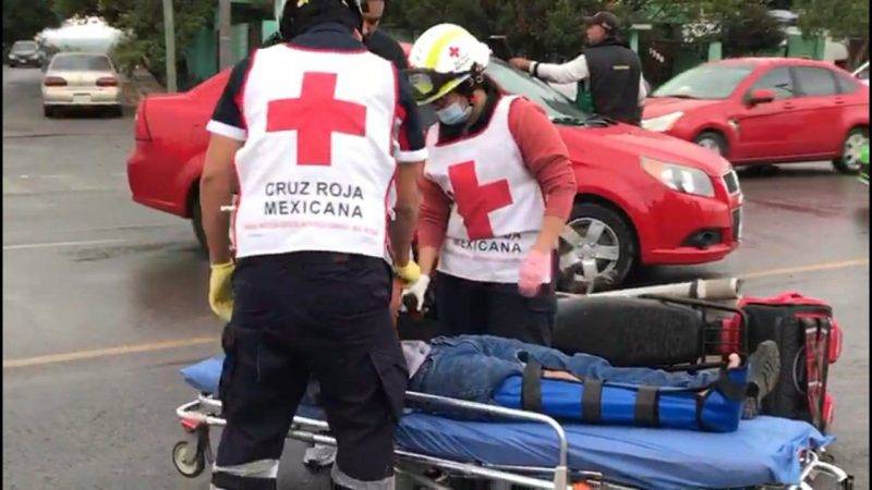 Se fractura pierna tras chocar con carro