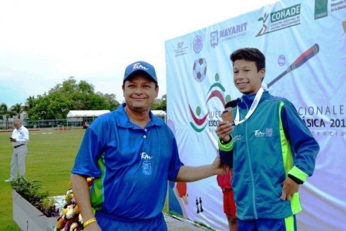 thumbnail_FOTOUNOELPROFESORARTUROPOZOS