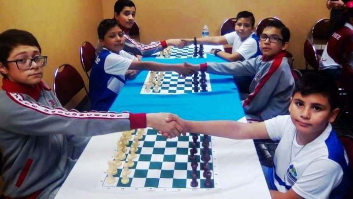 FOTO UNO AJEDRECISTAS