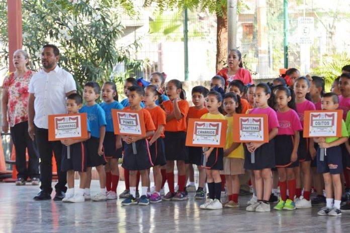 FOTO UNO MAESTROS Y ALUMNOS