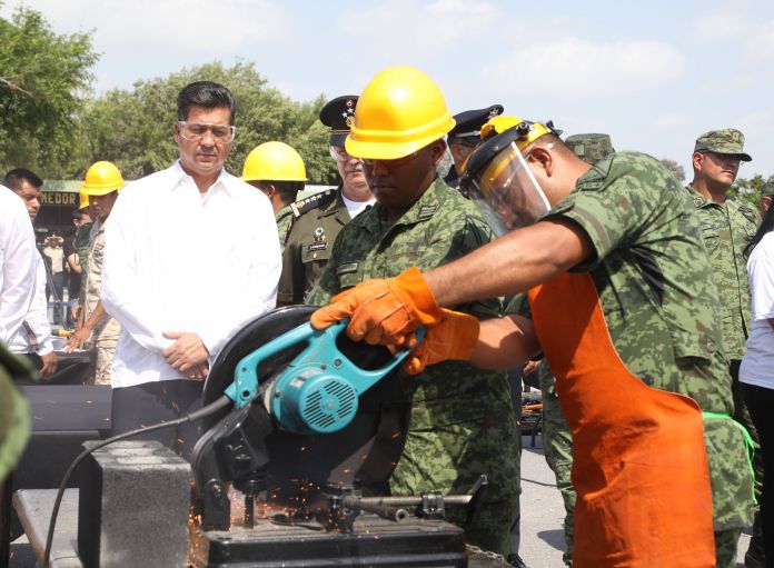 TAM-096-2019.-Presiden Gobernador y autoridades militares ceremonia de destrucci+¦n de armamento (5)