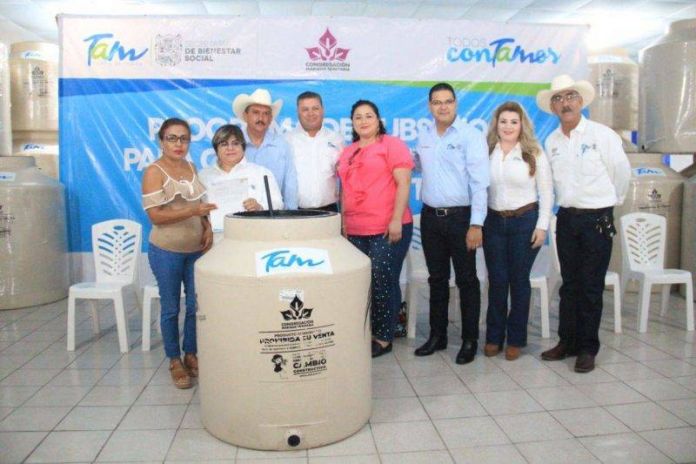 SBS-018-2019.-Entrega Sebien tinacos a familias de Burgos (2)