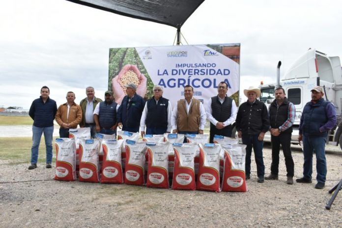 SRU-001-2020.-Entregan a campesinos de Valle Hermoso Semilla de Soya y paquetes Aves de Postura (1).JPG