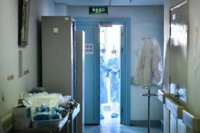 CHINA-BEIJING-HOSPITAL-TRABAJADORES MEDICOS