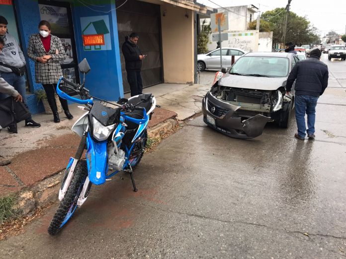 Mujer derriba a motociclista (3)