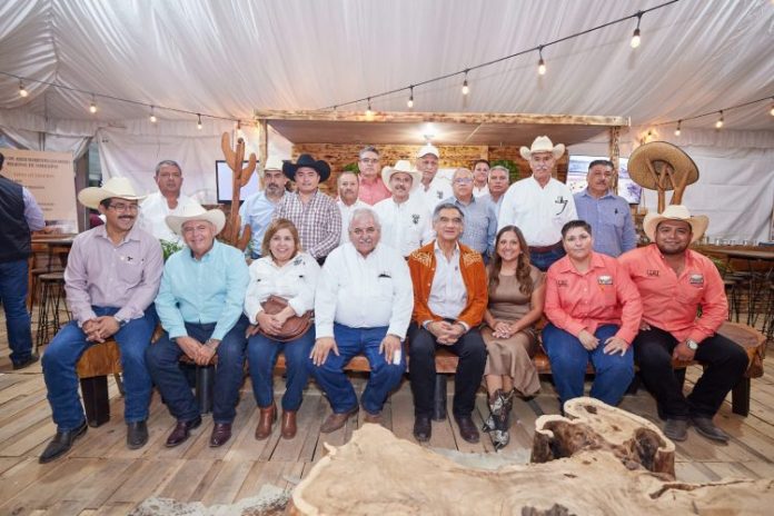 255-2023.-Entregan ganaderos al gobernador donativo con causa para el DIF Tamaulipas (1)