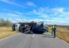 Chocan y vuelcan tractocamion y camioneta