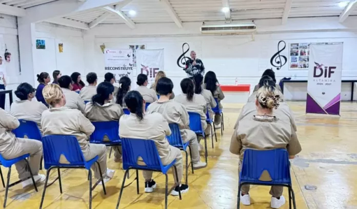 SSP-088-2026.-Reciben-mujeres-privadas-de-la-libertad-conferencia-Reconstruye-tu-vida-desde-adentro-2-850x500