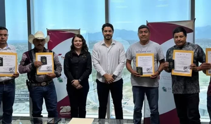 STR-059-2026.-Entrega-STPS-Tamaulipas-sobres-de-viaje-a-trabajadores-que-participaran-en-programa-agricola-en-Canada-3-850x500