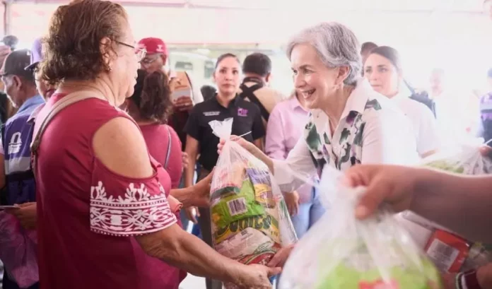 DIF-072-2026.-Americo-y-Maria-de-Villarreal-benefician-a-miles-en-Gonzalez-a-traves-de-la-brigada-Transformando-Familias-2-850x500